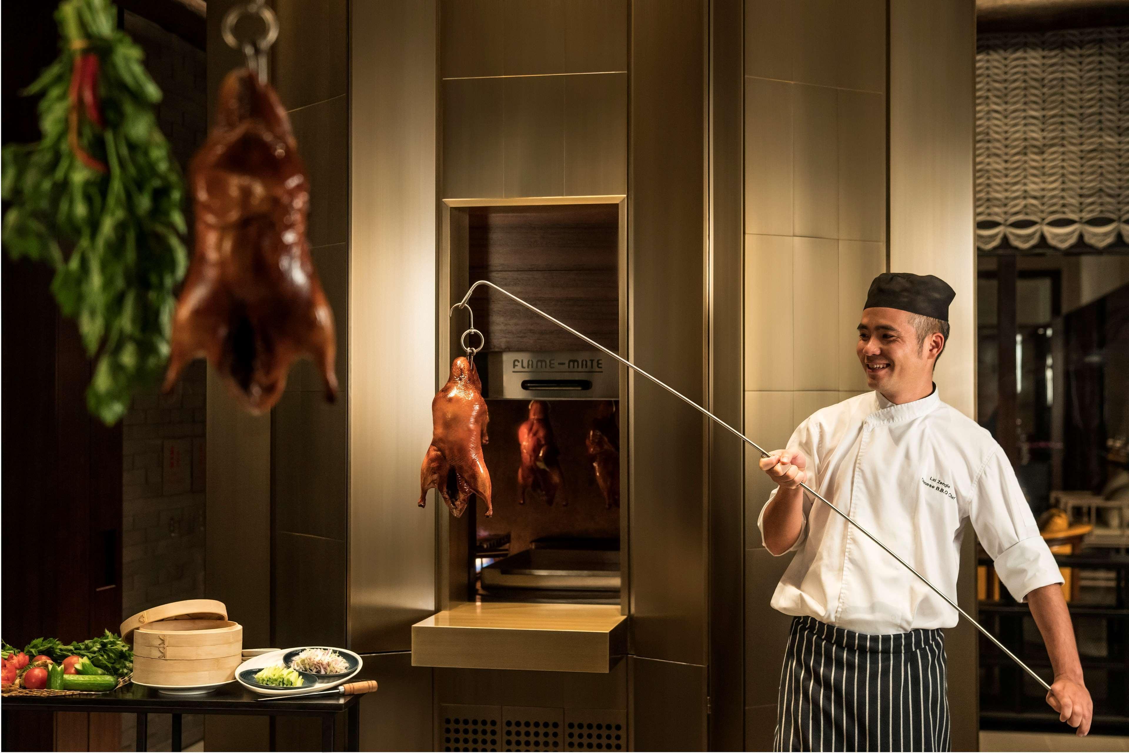 Shangri-La Κολόμπο Εξωτερικό φωτογραφία Chef pulling a duck out of a hanging oven